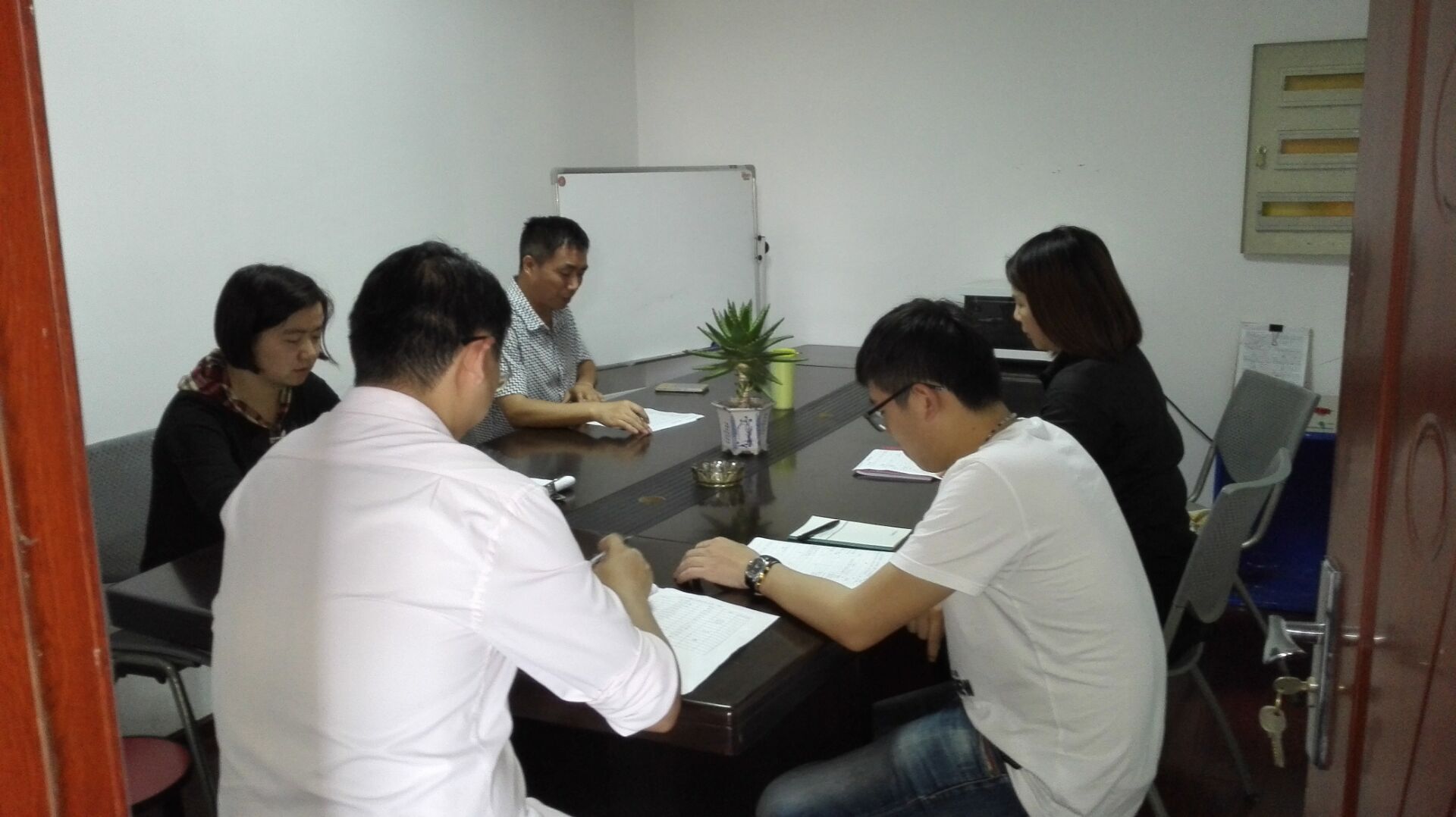 昨日下午艾德杰技術總工李總對公司銷售人員進行產品培訓